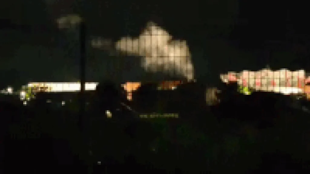 Brazil smoke shrouds shopping center on Cuiaba route
