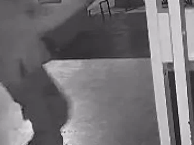 Brazil armed duo invades tobacco shop, shoots 2