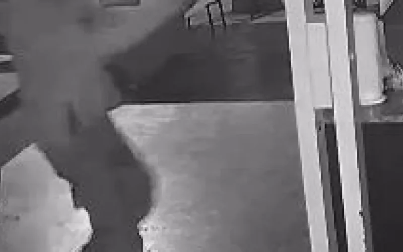Brazil armed duo invades tobacco shop, shoots 2