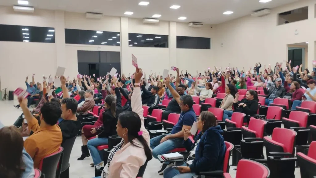 Brazil teachers reject installment plan, demand 5.4% raise by December