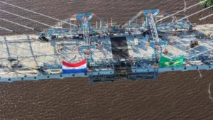 Brazil storm cancels Brazil-Paraguay bridge kiss ceremony